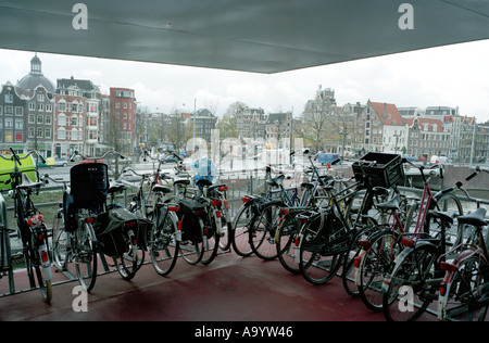 Multi-storey parcheggio biciclette in Amsterdam Foto Stock