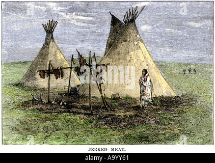 Le strisce di carne di essiccazione per rendere instabile al di fuori di un tepee sulle grandi pianure. Colorate a mano la xilografia Foto Stock