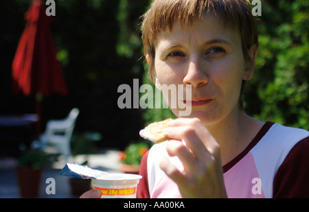 La Polonia, metà donna adulta biscotto di contenimento e gelato, close-up Foto Stock