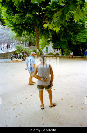 Boule o giocatori di bocce al di fuori di un caffè di Saint Paul de Vence Provence Francia Foto Stock