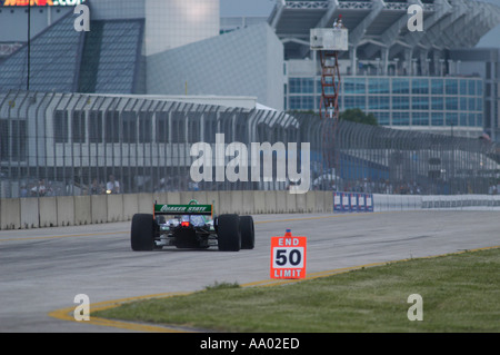 Adrian Fernandez aziona verso il basso la pit lane passato il segnale di limite di velocità al Grand Prix di Cleveland 2003 Foto Stock