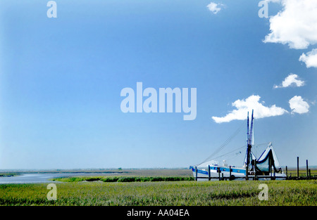 La barca da gamberetto attraccata lungo un panoramico lungomare a Beaufort, South Carolina, Stati Uniti, che mostra il fascino della vita costiera nel Low Country. Foto Stock