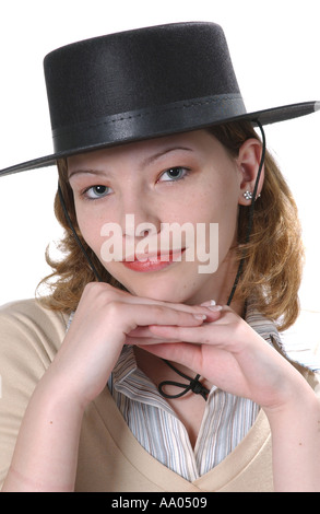 Bella giovane adolescente caucasica, di 16-18 anni, con un elegante cappello nero negli Stati Uniti. Foto Stock