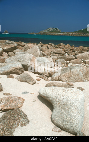 Beach sull'isola di St Agnes con una vista a Gugh Island Isole Scilly Cornwall Regno Unito Foto Stock