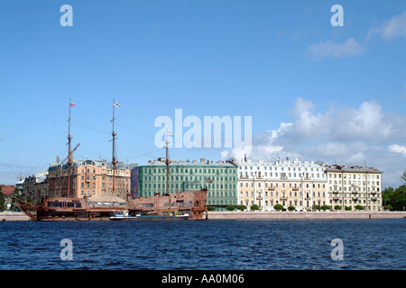 Ristorante galleggiante sul NAB Mytninskaya Embankment fiume Neva San Pietroburgo Russia Foto Stock