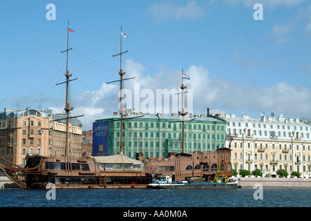 Ristorante galleggiante sul NAB Mytninskaya Embankment fiume Neva San Pietroburgo Russia Foto Stock