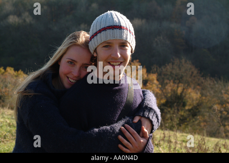 Ritratto di una giovane coppia con i loro bracci intorno a ciascun altro Foto Stock