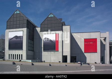 Un senzatetto uomo addormentato su una parete al di fuori del Museo di Arte Contemporanea a Montreal Canada Quebec Foto Stock