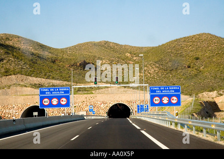 Approccio ai 1250 metri lungo tunnel de la Sierra del Aguilon ingresso spagnolo strada a pedaggio e 15 AP 7 Foto Stock