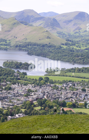 2 hillwalkers su Latrigg sopra Keswick e Derwent Water Lake District Foto Stock