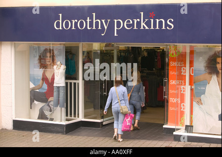 Gli acquirenti di entrare dorothy perkins per Kendal high street Cumbria Foto Stock