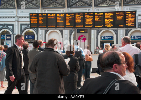 Pendolari in attesa nella stazione ferroviaria di Paddington a Londra Inghilterra 2005 Foto Stock