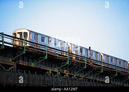 Treno su un ponte Foto Stock