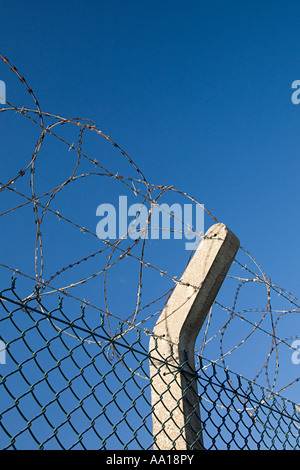 Filo spinato e filo di rasoio su una recinzione Foto Stock