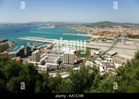 La vista dal militare Heritage Centre sulla roccia di fronte all'aeroporto e porto la rocca di Gibilterra Foto Stock