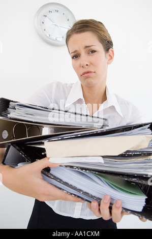 Donna, lottando con i file Foto Stock