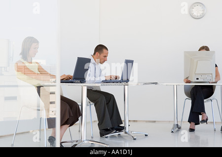 Ufficio bianco interno con scrivania, computer, sedia e tappeto di pattern  Foto stock - Alamy