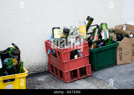 Le bottiglie di vetro in scatole Foto Stock