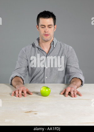 Uomo che guarda in apple Foto Stock