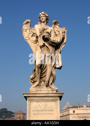 Ottavo statua di un angelo che porta un simbolo della passione su Sant Angelo bridge Roma Italia Foto Stock