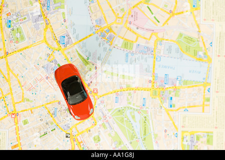Giocattolo auto sulla mappa di Londra Foto Stock