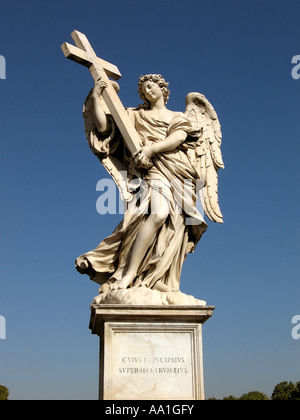 Quarto statua di un Angelo che porta un simbolo della passione su Sant Angelo bridge Roma Italia Foto Stock