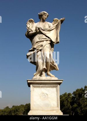 Secondo la statua di un Angelo che porta un simbolo della passione su Sant Angelo bridge Roma Italia Foto Stock