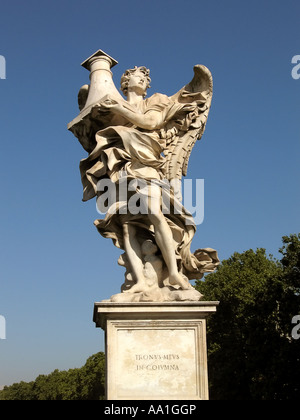 Primo la statua di un Angelo che porta un simbolo della passione su Sant Angelo bridge Roma Italia Foto Stock
