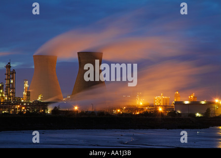 Il vapore da torri di raffreddamento a Grangemouth BP Chemical Works al tramonto Lothian nei pressi di Edimburgo in Scozia UK GB EU Europe Foto Stock