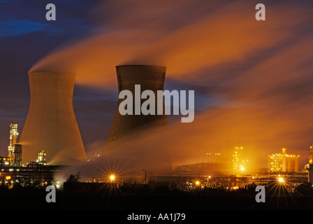 Cottura a vapore di due torri di raffreddamento alla raffineria di notte di notte Grangemouth Ineos raffineria petrolchimica Grangemouth Lothian Scotland Regno Unito GB Europa Foto Stock