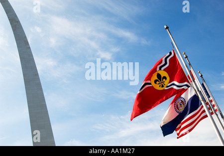 Saint Louis Arch e bandiere del Missouri USA Foto Stock