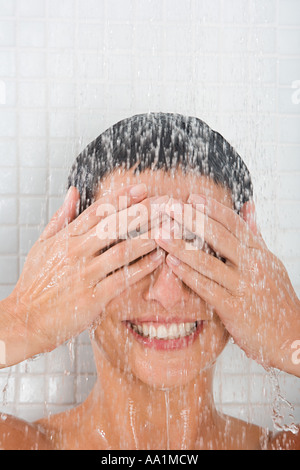 Donna sotto la doccia Foto Stock
