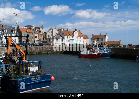 Dh Harbour PITTENWEEM FIFE barche da pesca quayside piers case di villaggio East Neuk Scozia Scotland Foto Stock