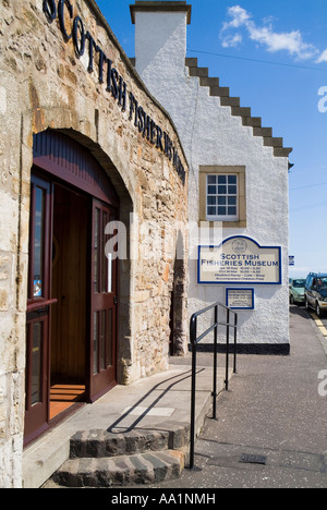 Dh la pesca scozzese Museum ANSTRUTHER FIFE Ingresso al museo e segno di crow stepped gable end centro Foto Stock