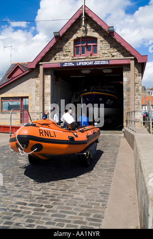 dh RNLI SCIALUPPA di SALVATAGGIO FIFE inshore gonfiabile sullo scivolo fuori stazione scozia salvataggio barca capannone Foto Stock