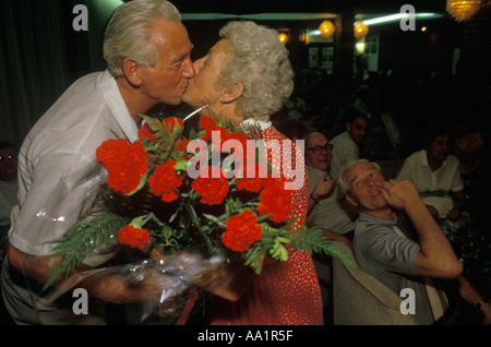 Pensionati anziani in vacanza giovani a cuore Vacanze invernali Sole spagnolo per anziani inglesi Isole Baleari Palma Nova Spagna HOMER SYKES anni '80 Foto Stock