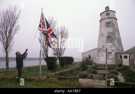 Vivere in un faro. Faro East Light Sutton Bridge, Lincolnshire. Il comandante David Joel alza la bandiera dell'Unione ogni mattina. 1990S UK HOMER SYKES Foto Stock