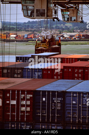 Caricamento di Sea Containers al dock con gru a carroponte REGNO UNITO Foto Stock