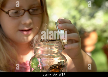 Ragazza con un vasetto di bug Foto Stock