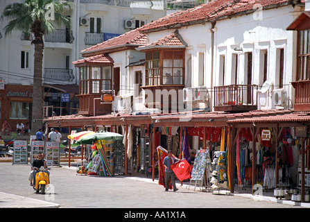 Venditore di strada portando bandiere turche in Kas in Turchia meridionale Foto Stock