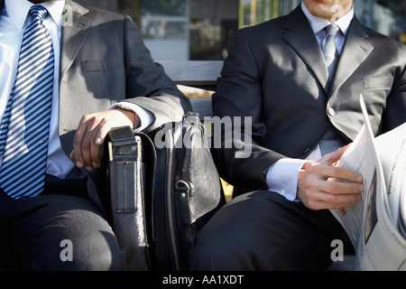 Imprenditori su una panchina nel parco Foto Stock