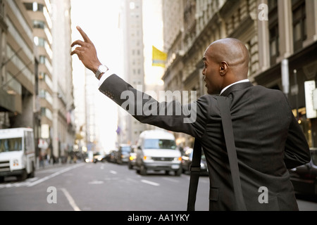 L'uomo salutando Taxi Foto Stock