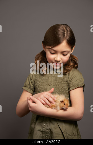 Ragazza Petting Hamster Foto Stock