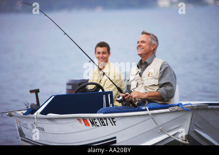 Uomo e Adolescente Pesca, Belgrade Lakes, Maine, Stati Uniti d'America Foto Stock