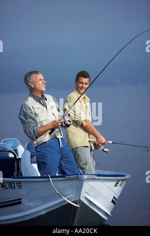 Uomo e Adolescente Pesca, Belgrade Lakes, Maine, Stati Uniti d'America Foto Stock