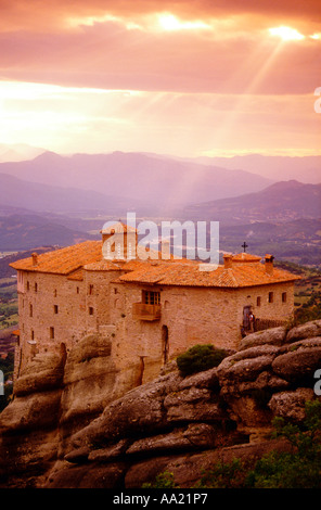 Meteora monasteri al tramonto, Rousanou monastero con sunbeam, Meteora, Grecia Foto Stock
