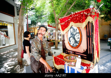 Uomo con organetto sulla strada, Atene, Grecia, ritratto Foto Stock