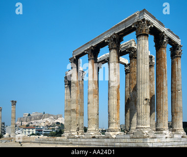 Tempio di Zeus Olimpio con l'Acropoli in background, Atene, Grecia Foto Stock