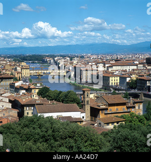 Vista sul Ponte Vecchio e sul fiume Arno da Piazzale Michelangelo, Firenze, Italia Foto Stock