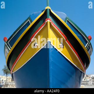 Locale tradizionale barca da pesca o luzzu, Malta Foto Stock